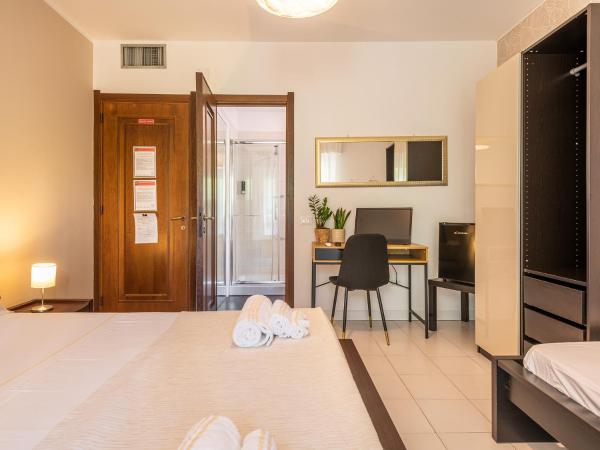 Villa Vaghi Rooms : photo 5 de la chambre chambre triple supérieure avec balcon