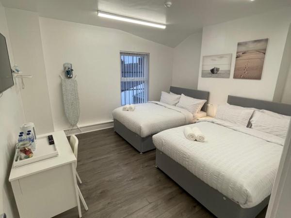 County serviced accommodation : photo 8 de la chambre chambre quadruple