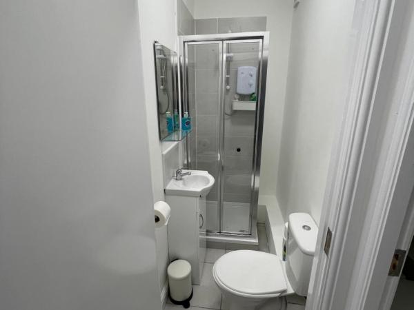 County serviced accommodation : photo 1 de la chambre chambre quadruple