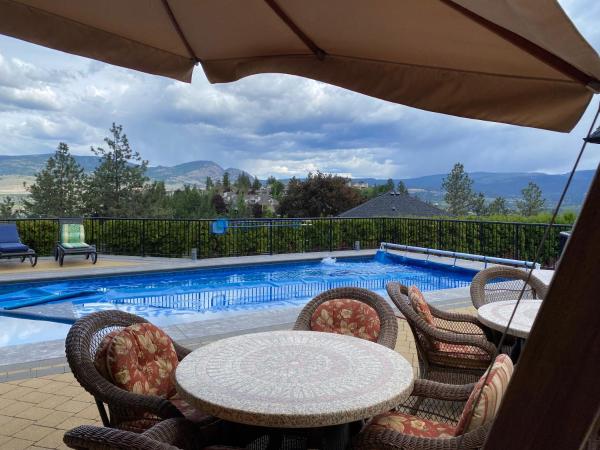 Under the Tree - Bed & Breakfast : photo 3 de la chambre chambre lit king-size - vue sur piscine