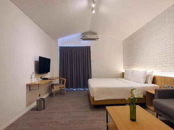 Ra Inn Kemang : photo 8 de la chambre chambre lit king-size avec balcon