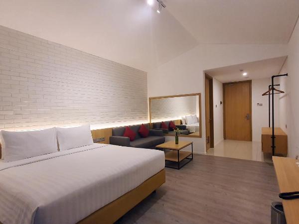 Ra Inn Kemang : photo 7 de la chambre chambre lit king-size avec balcon