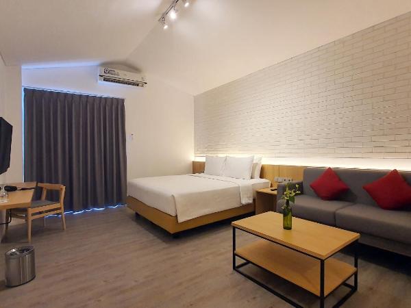 Ra Inn Kemang : photo 6 de la chambre chambre lit king-size avec balcon
