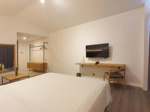 Ra Inn Kemang : photo 5 de la chambre chambre lit king-size avec balcon