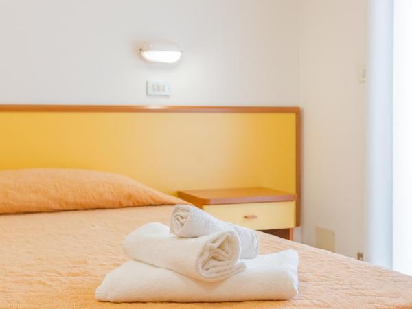 Hotel Marylise : photo 2 de la chambre chambre quadruple avec accès à la plage