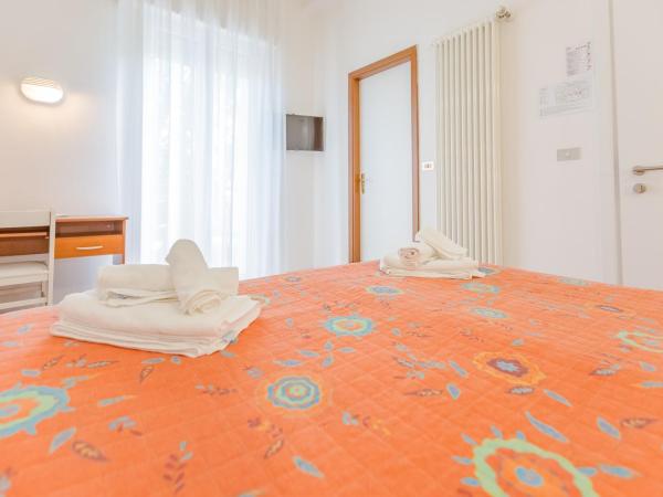 Hotel Marylise : photo 1 de la chambre chambre double ou lits jumeaux avec balcon