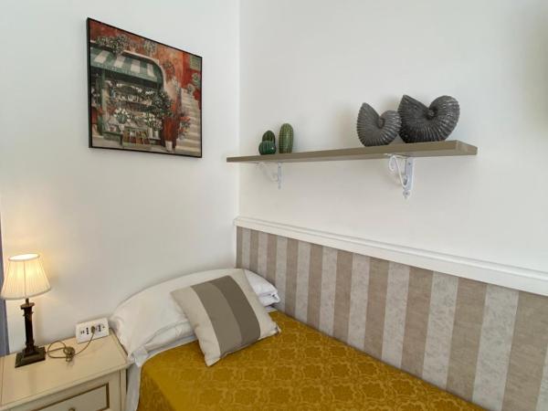 Hotel Europeo Napoli : photo 6 de la chambre chambre quadruple