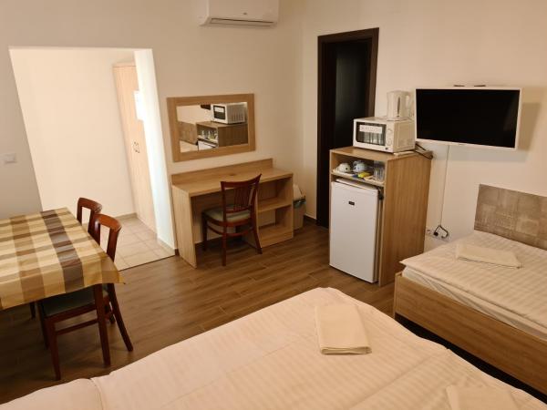 Táncsics Vendégház : photo 3 de la chambre chambre triple avec terrasse