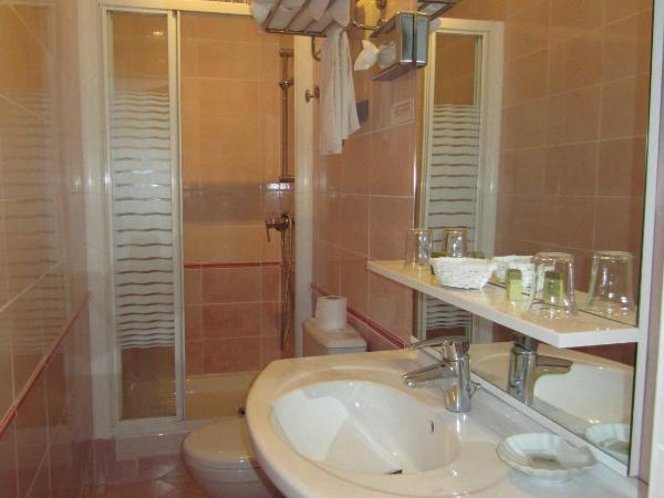 Hotel Belle Vue : photo 3 de la chambre chambre double ou lits jumeaux standard - vue sur mer et jardin