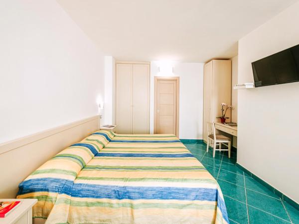 Hotel Cava Dell'Isola : photo 1 de la chambre chambre double ou lits jumeaux standard
