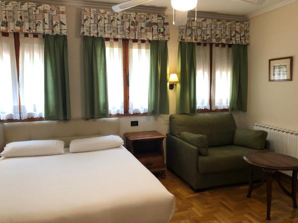 Hotel Casa Camila : photo 2 de la chambre chambre double avec lit d'appoint