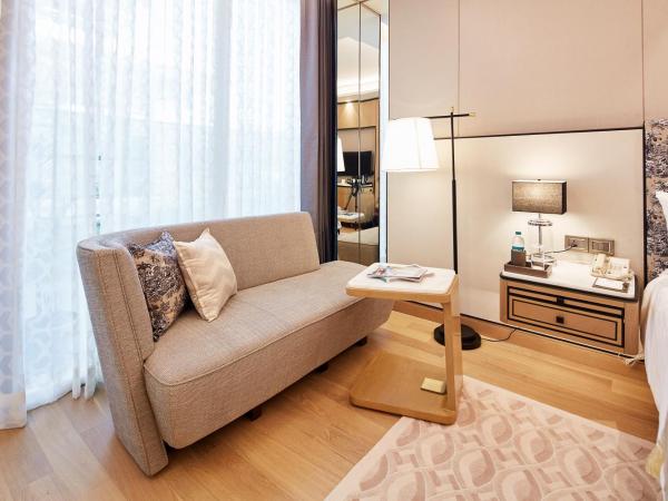 The Leela Bhartiya City Bengaluru : photo 2 de la chambre royal club room - inclusive of in-room dinning for respective meal packages, complimentary minibar once during the stay, complimentary meals for children below 12 yrs at quattro on the room package booked