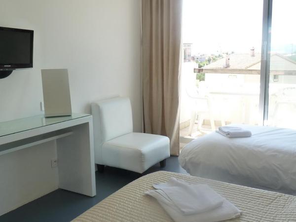 Hotel Sable Et Soleil - Port, Plage et spa : photo 4 de la chambre chambre quadruple avec balcon 