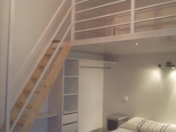 Hotel Cresp : photo 2 de la chambre chambre triple avec mezzanine et balcon - vue sur cour