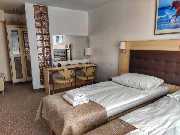 Hotel Logos : photo 8 de la chambre chambre lits jumeaux