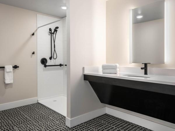 Holiday Inn Express St. Louis Central West End, an IHG Hotel : photo 2 de la chambre chambre lit king-size pour personnes à mobilité réduite – douche accessible en fauteuil roulant - non-fumeurs