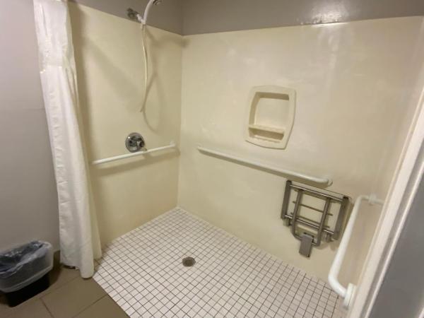 Quality Inn & Suites University-Airport : photo 3 de la chambre chambre 2 lits doubles - accessible aux personnes à mobilité réduite - non-fumeurs