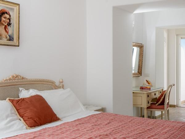 Hotel La Floridiana : photo 4 de la chambre chambre double deluxe avec terrasse et bain à remous extérieur - vue partielle sur mer