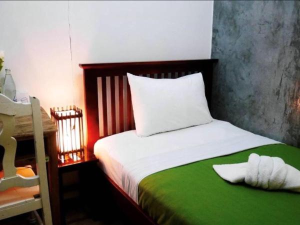 Lanna Hostel : photo 5 de la chambre chambre simple standard avec climatisation