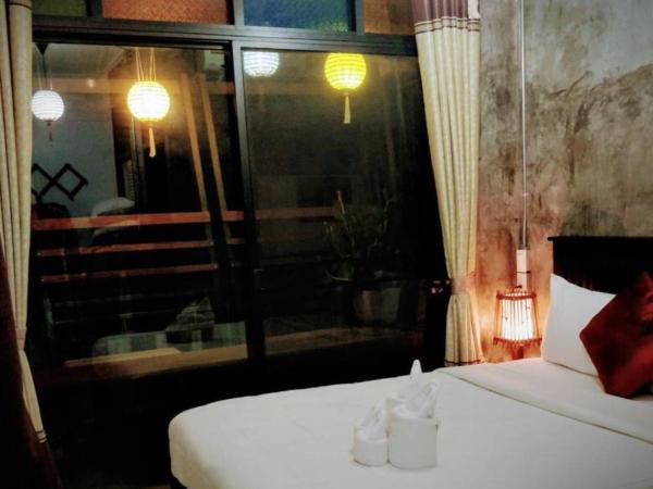 Lanna Hostel : photo 8 de la chambre chambre lit queen-size avec balcon et climatisation