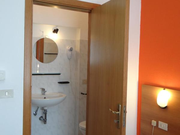 Hotel Amendola Fiera : photo 10 de la chambre chambre lits jumeaux