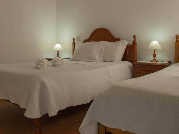 Gouveia Residence : photo 7 de la chambre chambre triple avec salle de bains privative