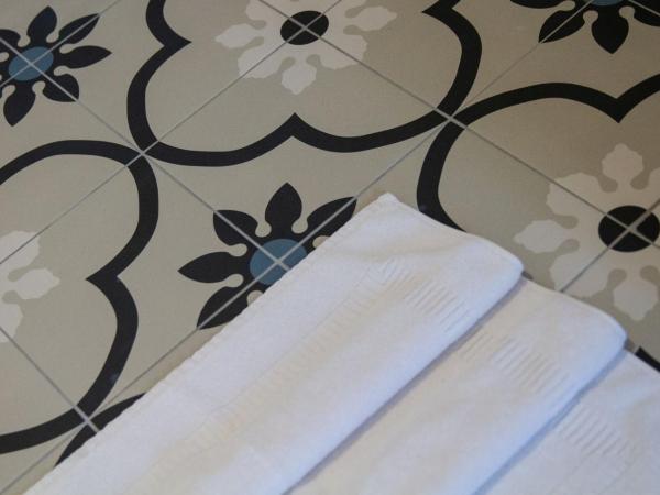 B&B Le Clos d'Argenson : photo 9 de la chambre suite double ou lits jumeaux - vue sur ville - rez-de-chaussée