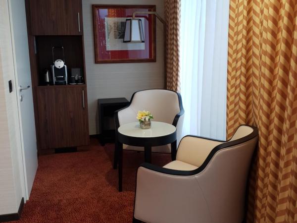 Nash Suites Airport Hotel : photo 4 de la chambre suite ligne d'horizon nash avec balcon 