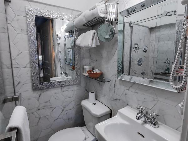 Le Chateau de Pierre : photo 4 de la chambre chambre lit queen-size avec balcon