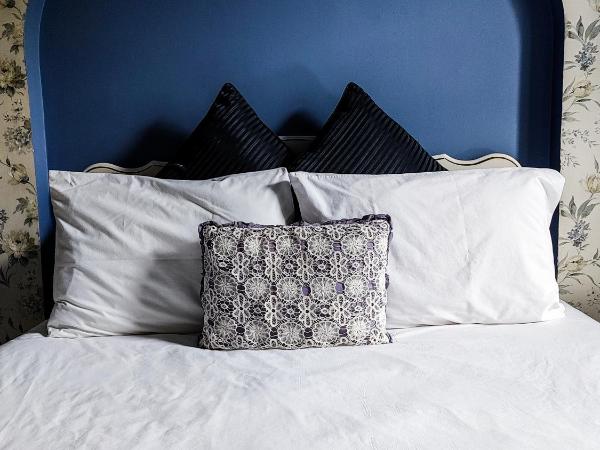 Le Chateau de Pierre : photo 2 de la chambre chambre lit queen-size avec balcon