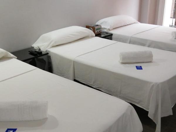 Pensión Berti Madrid : photo 1 de la chambre chambre triple avec salle de bains commune