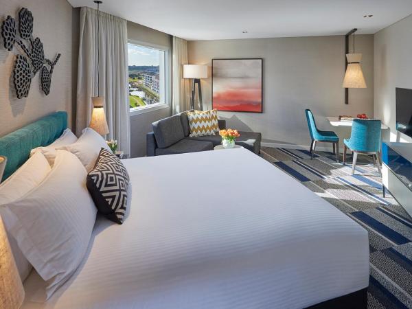 Crown Promenade Perth : photo 4 de la chambre chambre lit king-size avec baignoire spa