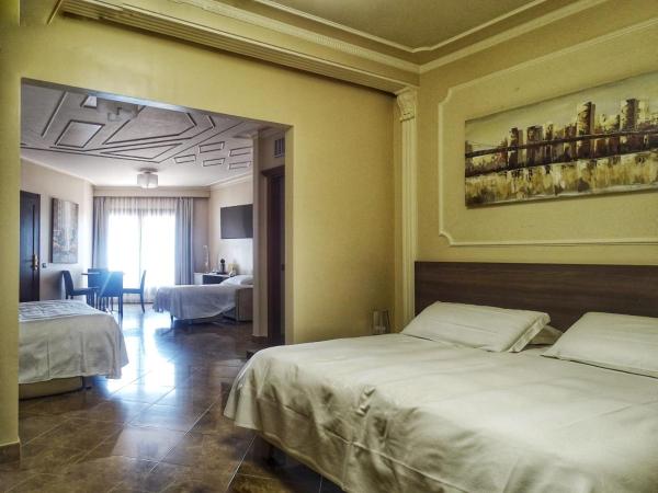Taormina Panoramic Hotel : photo 3 de la chambre chambre familiale - vue latérale sur mer