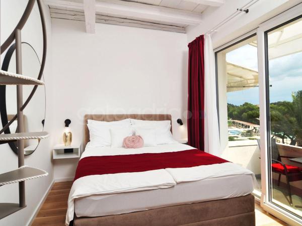 Beachfront Deluxe B&B : photo 3 de la chambre chambre triple de luxe avec balcon et vue sur la mer