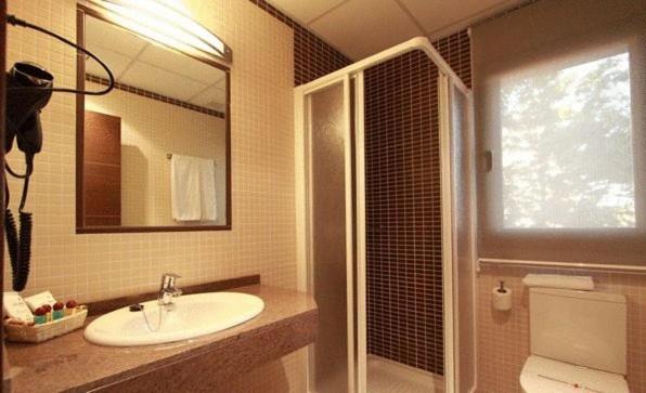 Hostal Avenida Barajas : photo 6 de la chambre chambre lits jumeaux