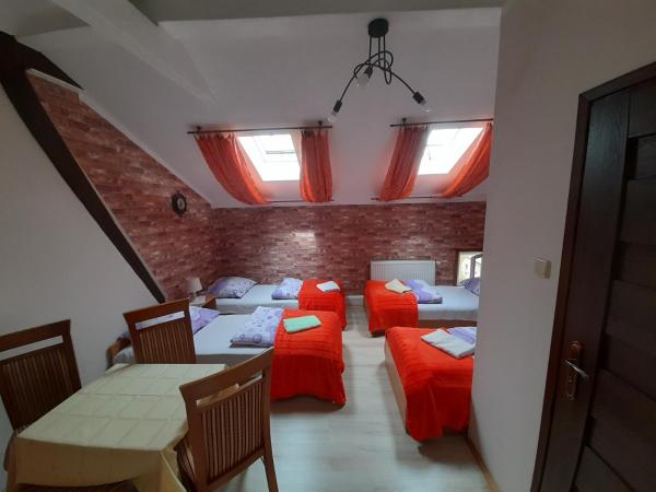 Green Hostel : photo 9 de la chambre chambre quadruple avec salle de bains