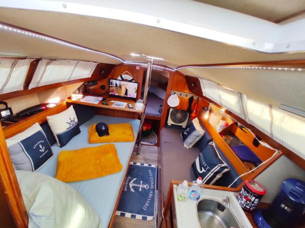 Nuit insolite à bord d'un voilier en plein centre ville de Sète Vue mont saint clair et Théâtre de la Mer Parking gratuit : photo 1 de la chambre cabine de bateau