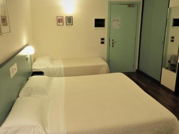 Deco Hotel : photo 5 de la chambre chambre triple