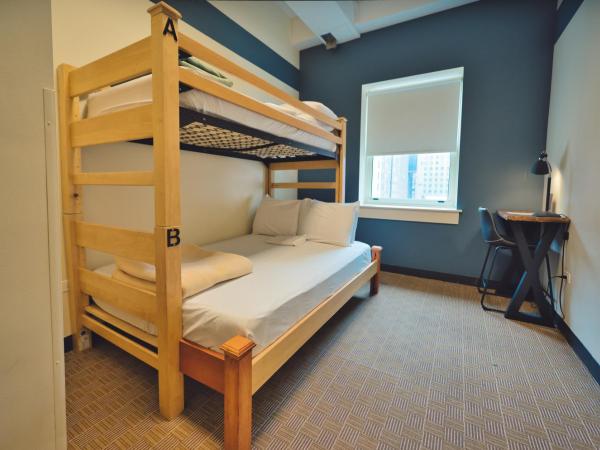 HI Chicago Hostel : photo 10 de la chambre chambre avec lits jumeau et double superposés