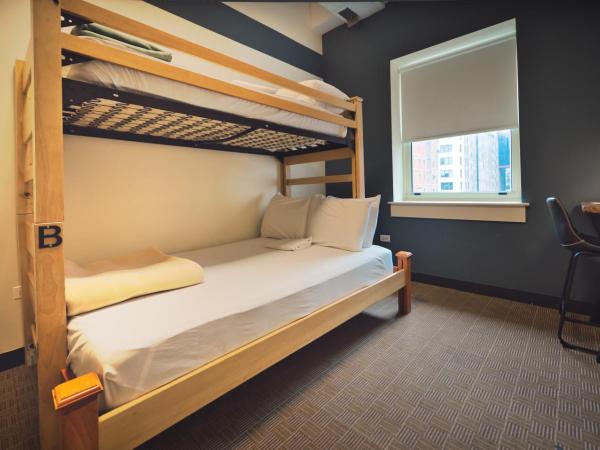 HI Chicago Hostel : photo 9 de la chambre chambre avec lits jumeau et double superposés