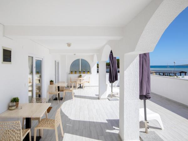 Apartments and rooms Jakić : photo 6 de la chambre grande chambre double