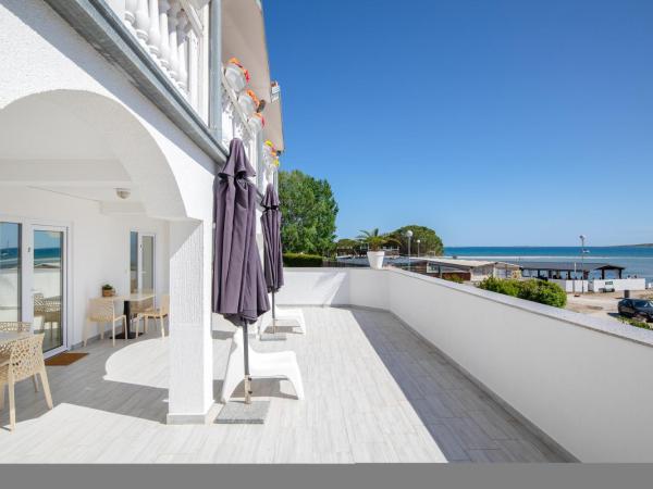 Apartments and rooms Jakić : photo 7 de la chambre grande chambre double