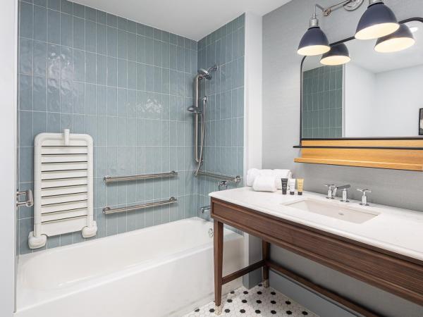 Wylie Hotel Atlanta, Tapestry Collection by Hilton : photo 1 de la chambre chambre lit king-size avec douche accessible en fauteuil roulant - adaptée aux personnes à mobilité réduite