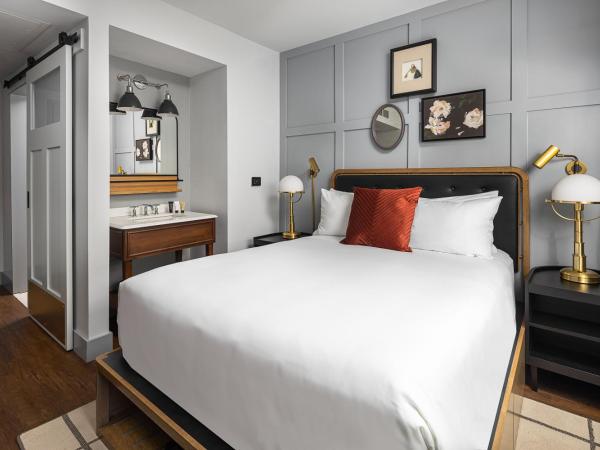 Wylie Hotel Atlanta, Tapestry Collection by Hilton : photo 2 de la chambre chambre lit king-size avec douche accessible en fauteuil roulant - adaptée aux personnes à mobilité réduite