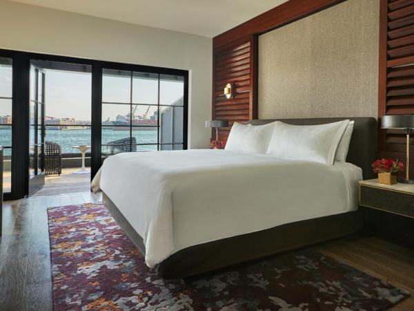 Sagamore Pendry Baltimore : photo 1 de la chambre hébergement lit king-size deluxe avec balcon - côté port
