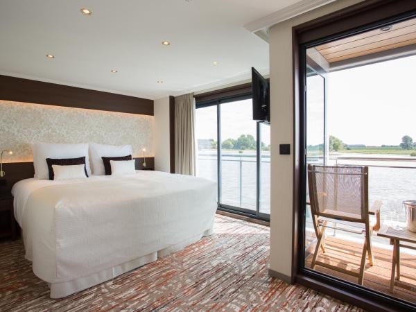 VIVA RIVERSIDE Altstadt Düsseldorf : photo 1 de la chambre suite avec balcon et vue sur le fleuve