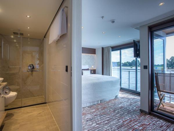 VIVA RIVERSIDE Altstadt Düsseldorf : photo 2 de la chambre suite avec balcon et vue sur le fleuve