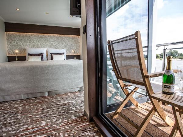 VIVA RIVERSIDE Altstadt Düsseldorf : photo 3 de la chambre suite avec balcon et vue sur le fleuve