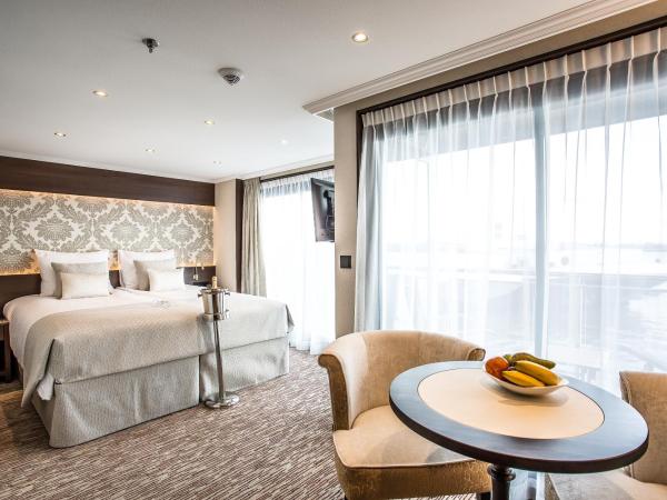 VIVA RIVERSIDE Altstadt Düsseldorf : photo 2 de la chambre suite avec balcon - vue sur ville