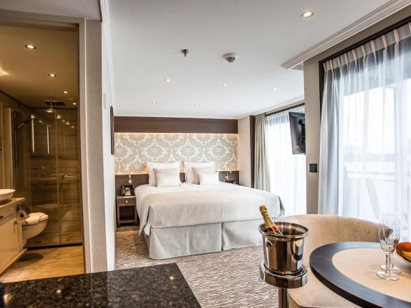 VIVA RIVERSIDE Altstadt Düsseldorf : photo 1 de la chambre suite avec balcon - vue sur ville